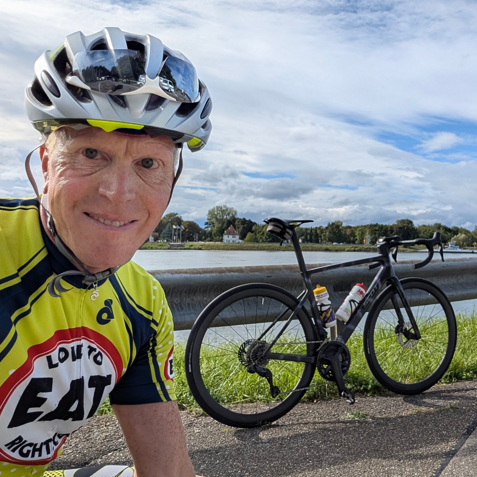 Steffen on a road bike ride by the Rhine, wearing a Love to Eat Right cycling jersey